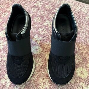 Gently Worn SNEEX, The Icon, Black, Sz 7/37